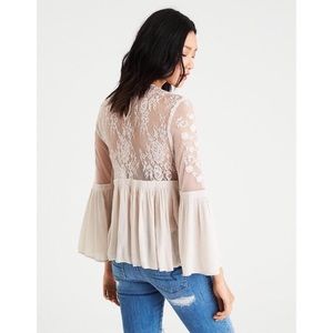 EUC❤️Gorgeous Lace Bell Sleeved Blouse